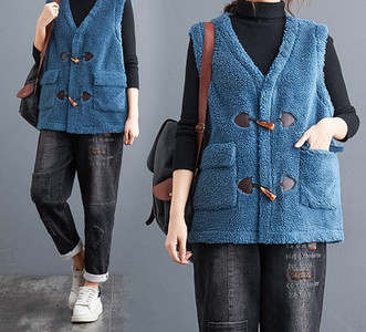 Taskute ja spitsikaelusega naiste talvesulevest