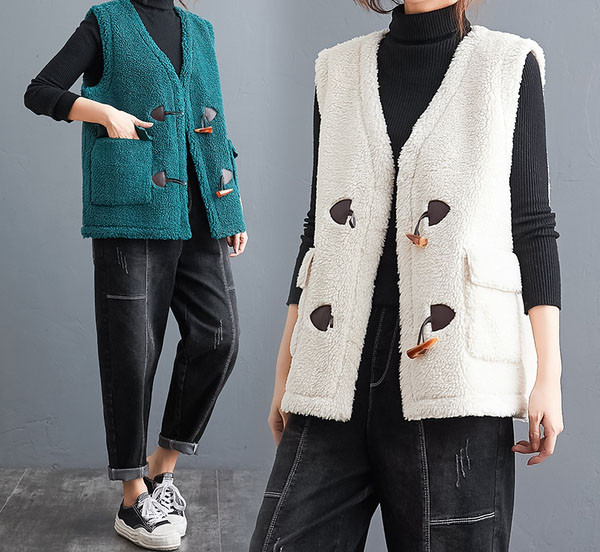 Taskute ja spitsikaelusega naiste talvesulevest