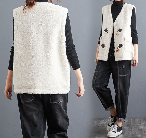 Taskute ja spitsikaelusega naiste talvesulevest