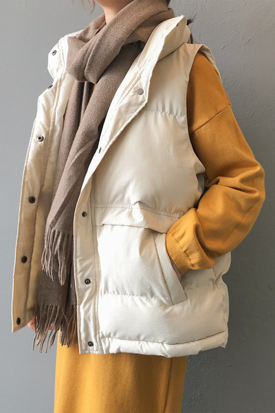 Moteriška liemenė su sagomis ir aukšta apykakle