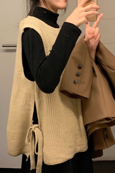 Moteriška megzta liemenė su ovalia iškirpte ir kaklaraiščiais