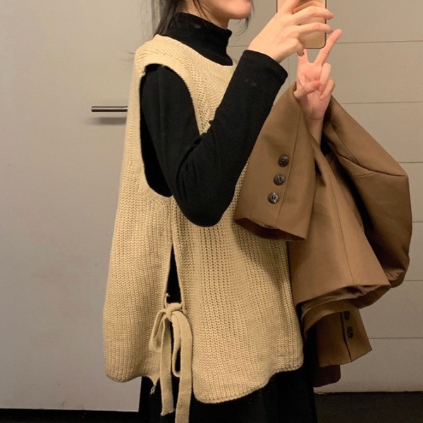 Moteriška megzta liemenė su ovalia iškirpte ir kaklaraiščiais