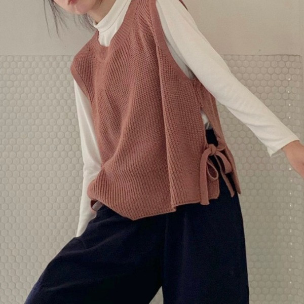 Moteriška megzta liemenė su ovalia iškirpte ir kaklaraiščiais