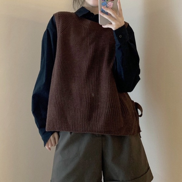 Moteriška megzta liemenė su ovalia iškirpte ir kaklaraiščiais