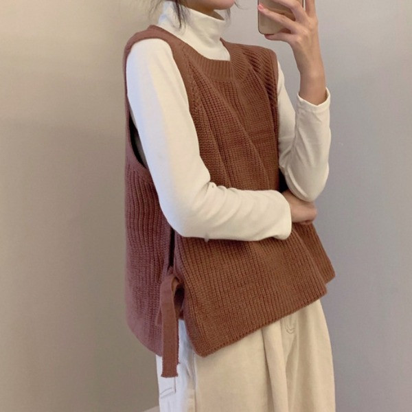 Moteriška megzta liemenė su ovalia iškirpte ir kaklaraiščiais