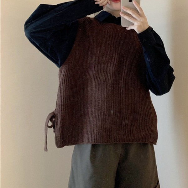 Moteriška megzta liemenė su ovalia iškirpte ir kaklaraiščiais