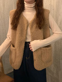 Moteriška pūkinė liemenė su ovalia iškirpte, kišenėmis ir sagomis