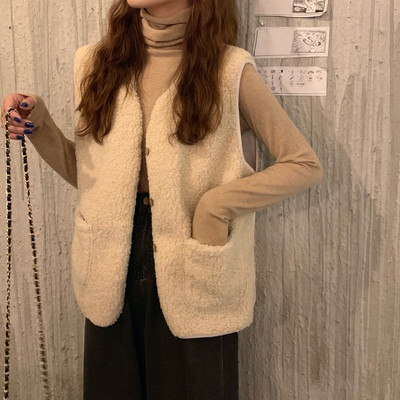 Moteriška pūkinė liemenė su ovalia iškirpte, kišenėmis ir sagomis