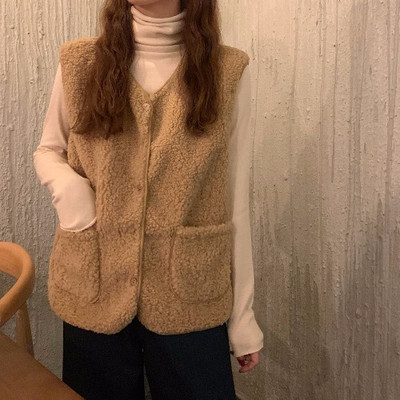 Moteriška pūkinė liemenė su ovalia iškirpte, kišenėmis ir sagomis