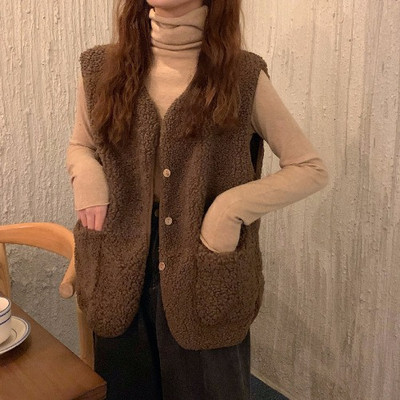 Moteriška pūkinė liemenė su ovalia iškirpte, kišenėmis ir sagomis