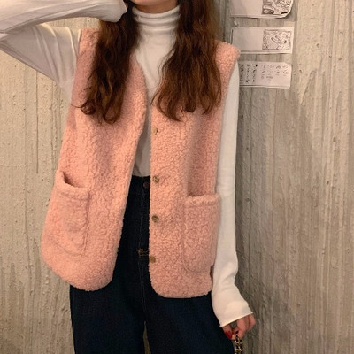 Moteriška pūkinė liemenė su ovalia iškirpte, kišenėmis ir sagomis