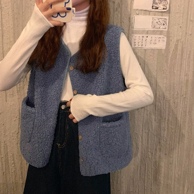 Moteriška pūkinė liemenė su ovalia iškirpte, kišenėmis ir sagomis