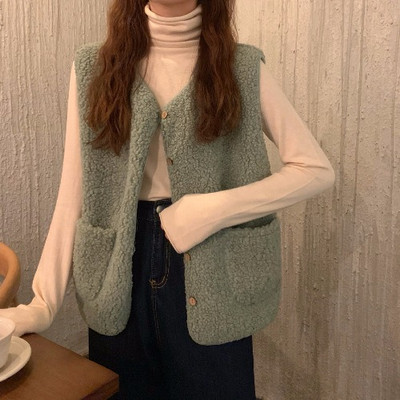 Moteriška pūkinė liemenė su ovalia iškirpte, kišenėmis ir sagomis