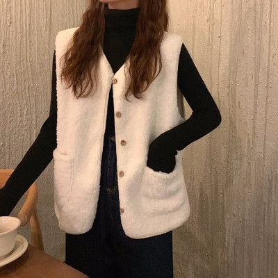 Moteriška pūkinė liemenė su ovalia iškirpte, kišenėmis ir sagomis