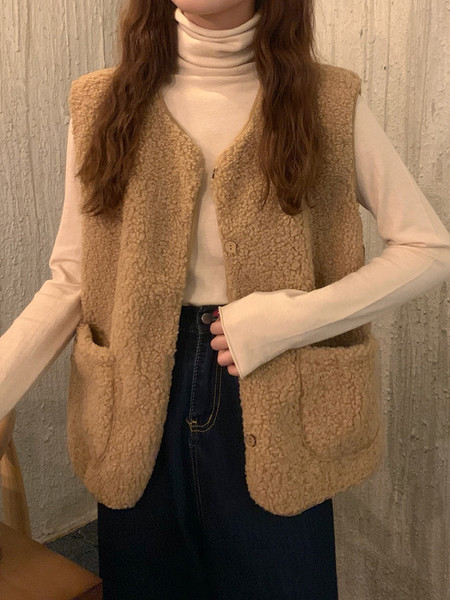 Moteriška pūkinė liemenė su ovalia iškirpte, kišenėmis ir sagomis