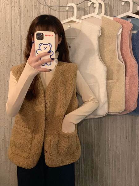 Moteriška pūkinė liemenė su ovalia iškirpte, kišenėmis ir sagomis