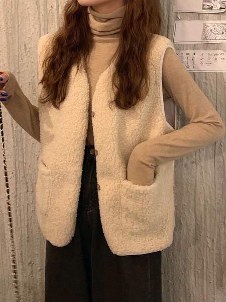 Moteriška pūkinė liemenė su ovalia iškirpte, kišenėmis ir sagomis