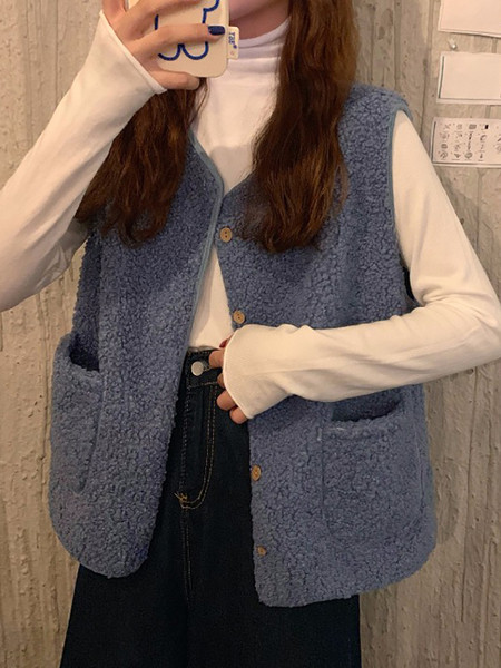 Moteriška pūkinė liemenė su ovalia iškirpte, kišenėmis ir sagomis