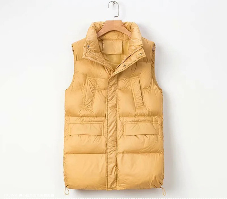 Ženski prsluk s gumbima i visokim ovratnikom