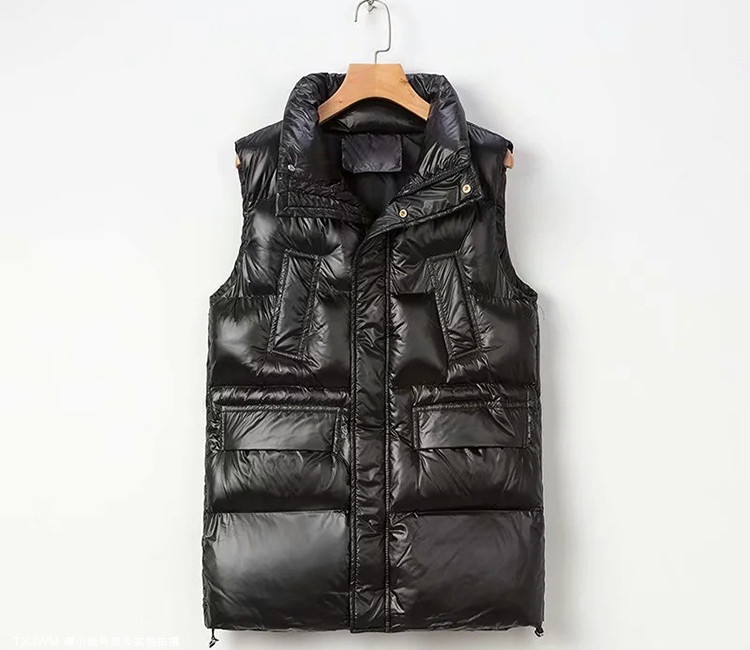 Ženski prsluk s gumbima i visokim ovratnikom