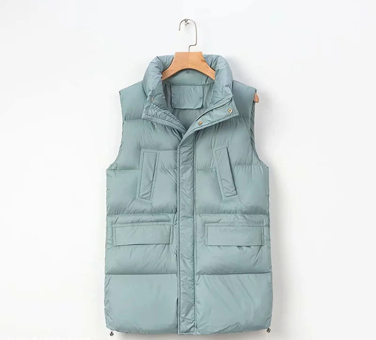 Ženski prsluk s gumbima i visokim ovratnikom