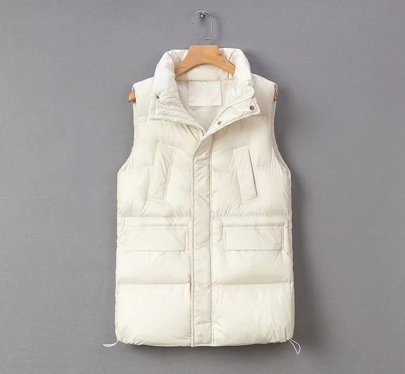 Ženski prsluk s gumbima i visokim ovratnikom