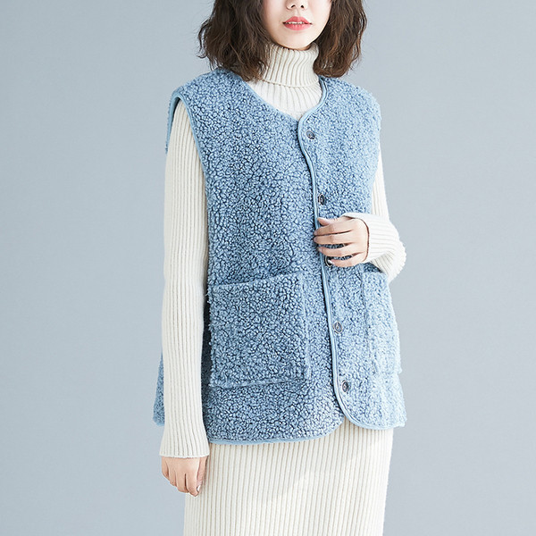 Uus mudel taskute ja spitsikaelusega naistevest