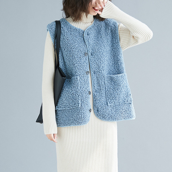 Uus mudel taskute ja spitsikaelusega naistevest