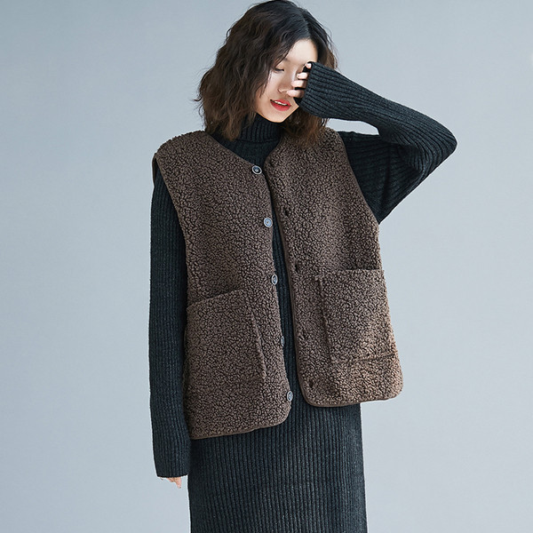 Uus mudel taskute ja spitsikaelusega naistevest