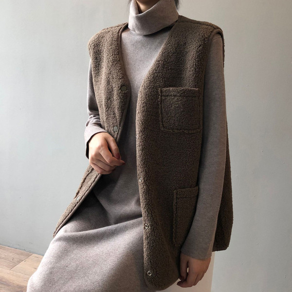 Naiste sulevesti sirge nööpide ja taskutega mudel