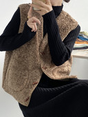 Moteriška pūkinė liemenė su medinėmis sagomis