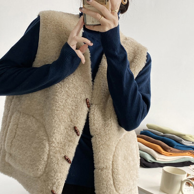 Moteriška pūkinė liemenė su medinėmis sagomis