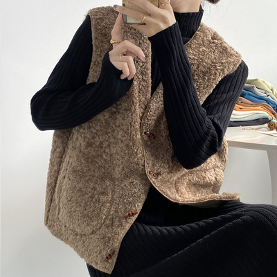 Moteriška pūkinė liemenė su medinėmis sagomis