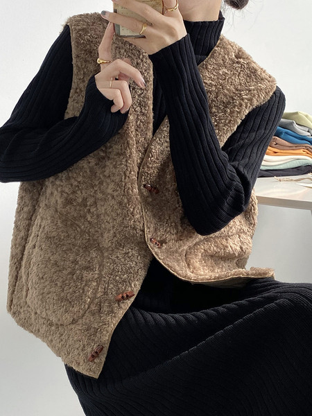 Moteriška pūkinė liemenė su medinėmis sagomis