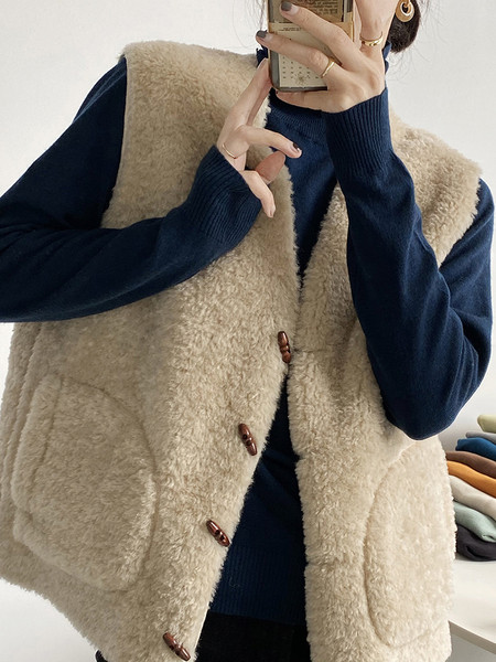 Moteriška pūkinė liemenė su medinėmis sagomis