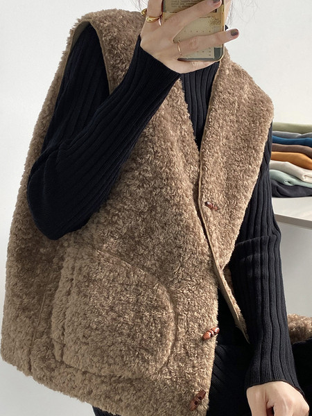 Moteriška pūkinė liemenė su medinėmis sagomis