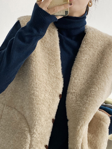 Moteriška pūkinė liemenė su medinėmis sagomis