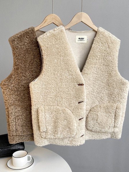 Moteriška pūkinė liemenė su medinėmis sagomis