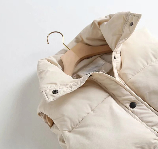 Moderan ženski prsluk s patentnim zatvaračem i gumbima