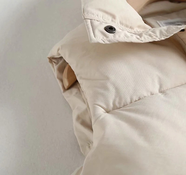 Moderan ženski prsluk s patentnim zatvaračem i gumbima