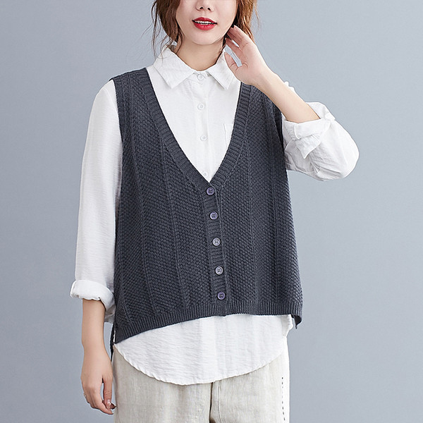 Moderan ženski pleteni prsluk sa dubokim dekolteom