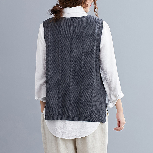 Moderan ženski pleteni prsluk sa dubokim dekolteom