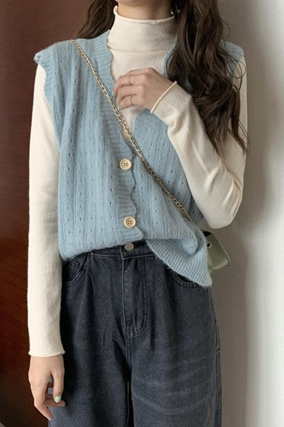 V-kaela ja nööpidega vabaaja kootud vest