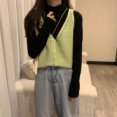 Naiste kootud vest spitskaelusega ja nööpidega