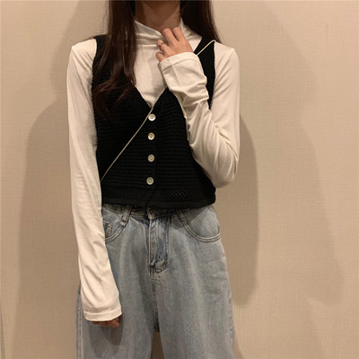 Naiste kootud vest spitskaelusega ja nööpidega