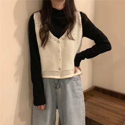 Naiste kootud vest spitskaelusega ja nööpidega