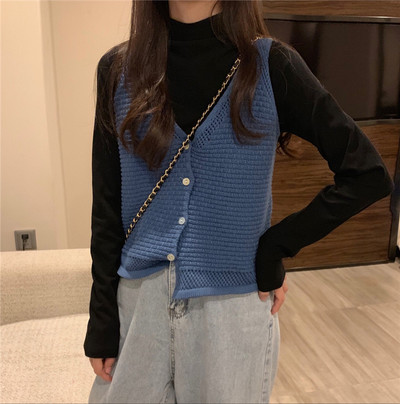 Naiste kootud vest spitskaelusega ja nööpidega