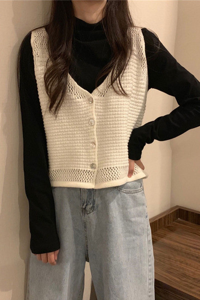 Ženski pleteni prsluk sa špic izrezom i gumbima