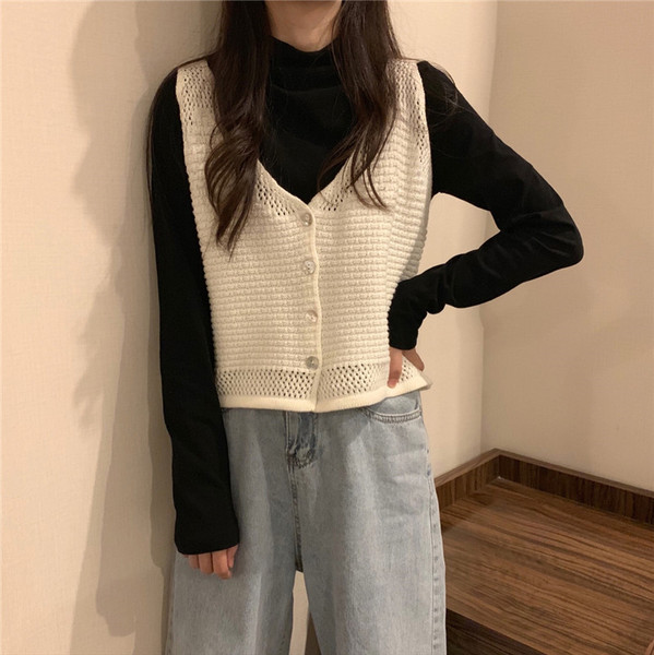 Ženski pleteni prsluk sa špic izrezom i gumbima