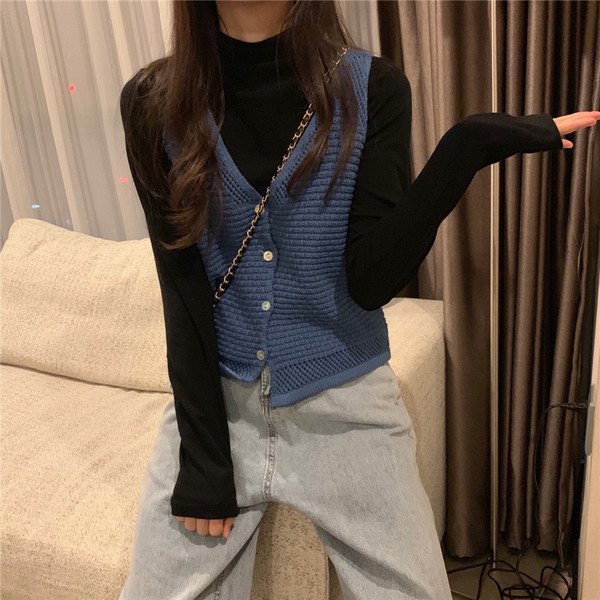 Ženski pleteni prsluk sa špic izrezom i gumbima